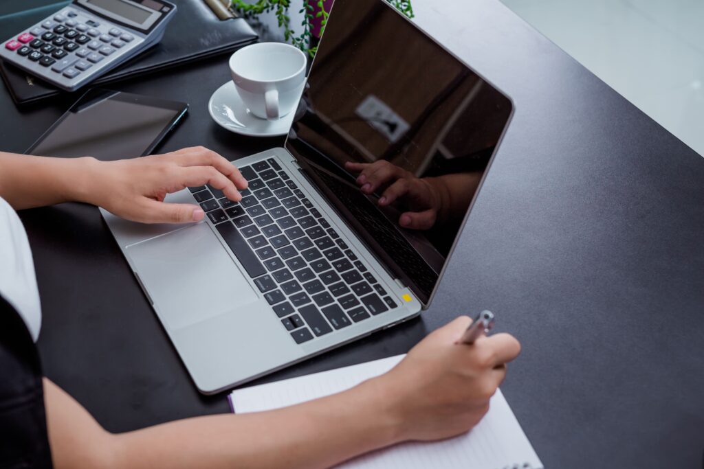 4-businesswoman-working-office-with-smile-while-sitting